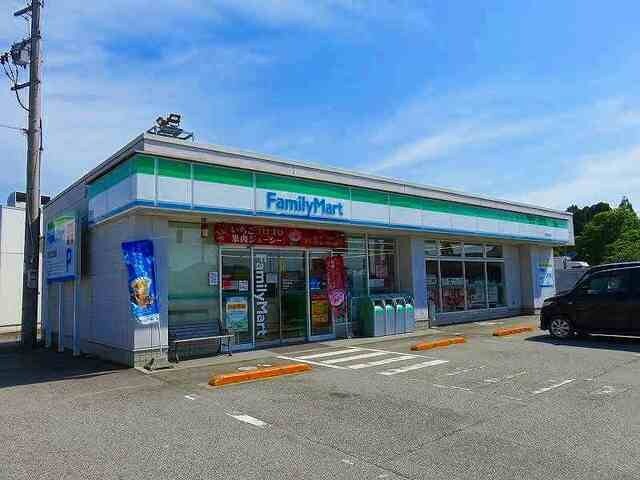 物件外観写真4　(ファミリーマート砺波新富町店まで400m)