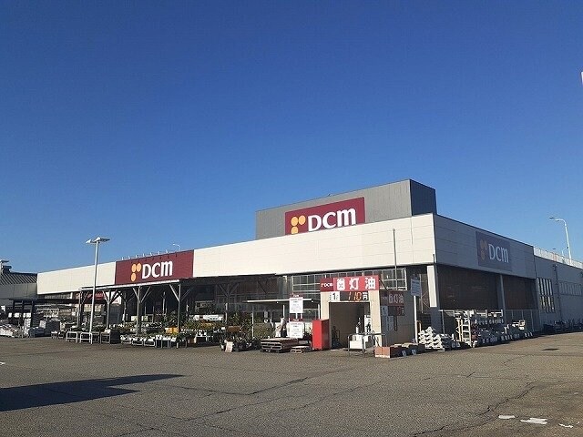 物件外観写真4　(DCM高岡六家店まで850m)