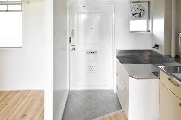 玄関(ビレッジハウスの同一物件・同一タイプの間取りの写真です)