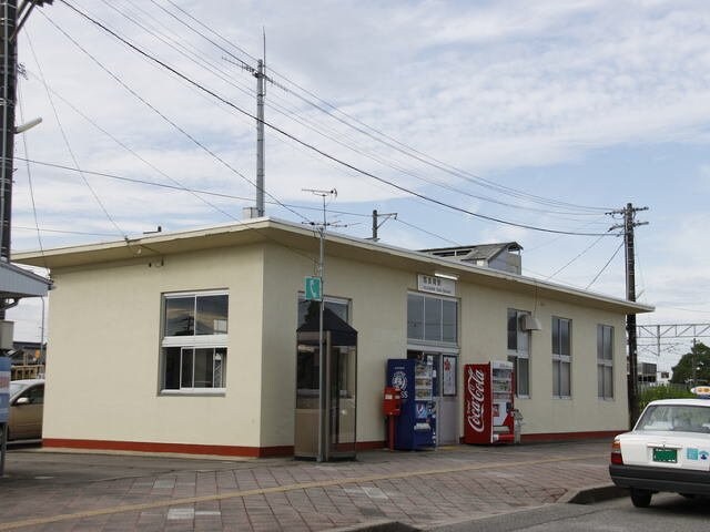 物件外観写真3　(西高岡駅まで610m)