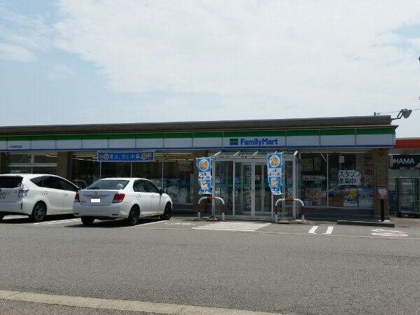 物件外観写真5　(ファミリーマートまで1200m)