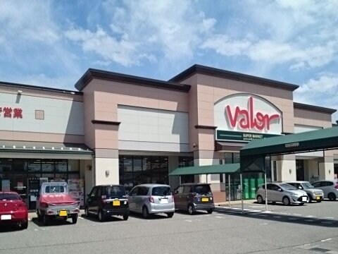 物件外観写真5　(バロー窪新店まで1000m)