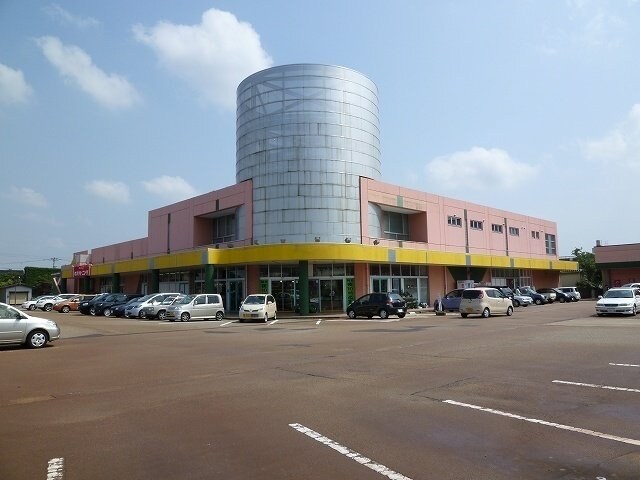 物件外観写真3　(ヒラキストアまで550m)