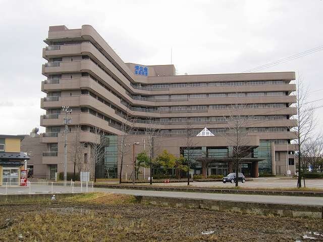 物件外観写真7　(済生会高岡病院まで1300m)