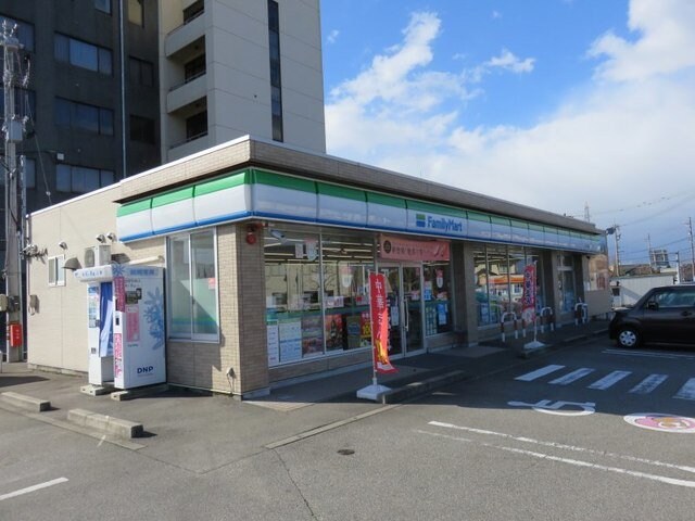 物件外観写真7　(ファミリーマートまで500m)