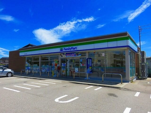 物件外観写真3　(ファミリーマート福野二日町店まで600m)