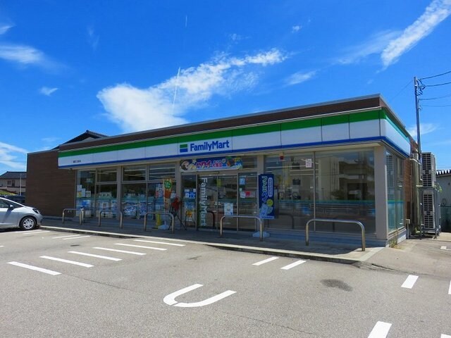 物件外観写真3　(ファミリーマートまで650m)