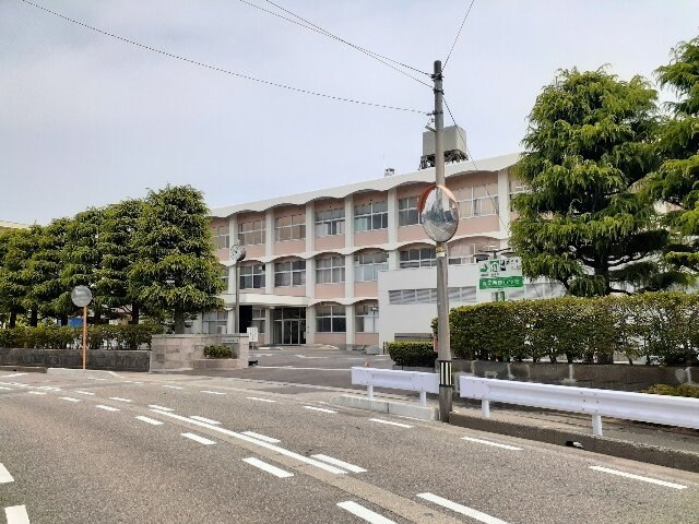 物件外観写真7　(高岡西部小学校まで1100m)