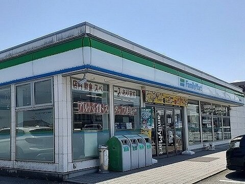 物件外観写真4　(ファミリーマート金代店まで700m)