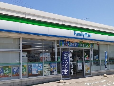 物件外観写真4　(ファミリーマート富山四方店まで500m)