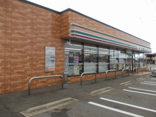 物件外観写真3　(セブンイレブンまで550m)