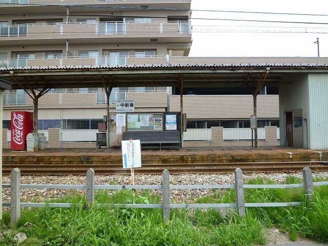 物件外観写真7　(万葉線　中新湊駅まで1800m)