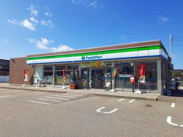 物件外観写真5　(ファミリーマートまで1000m)