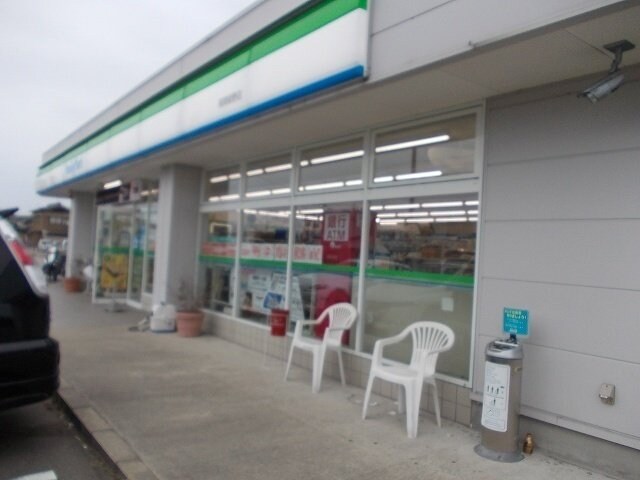 物件外観写真4　(ファミリーマートまで750m)