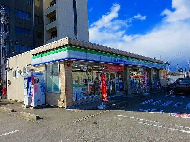物件外観写真4　(ファミリーマートまで700m)