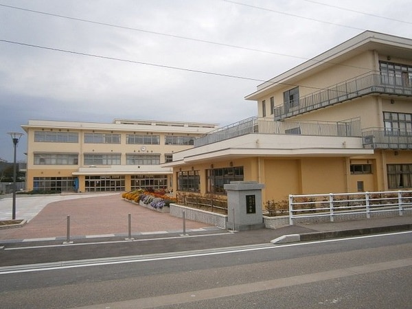 周辺環境(福岡小学校まで1200m)