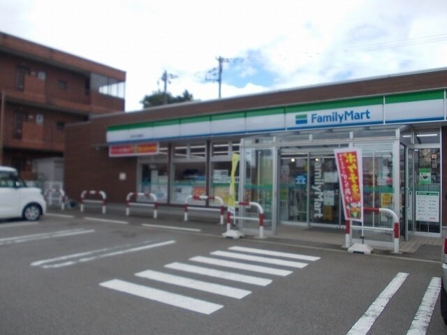 物件外観写真4　(ファミリーマートまで700m)