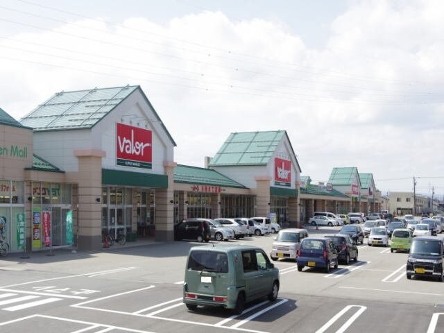 物件外観写真5　(グリーンモール中曽根店まで1000m)