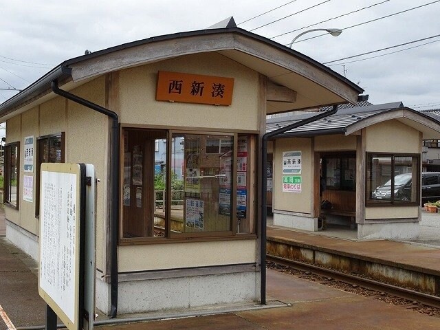 物件外観写真8　(万葉線「西新湊」まで1380m)