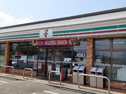 物件外観写真3　(セブンイレブン富山上大久保店まで600m)