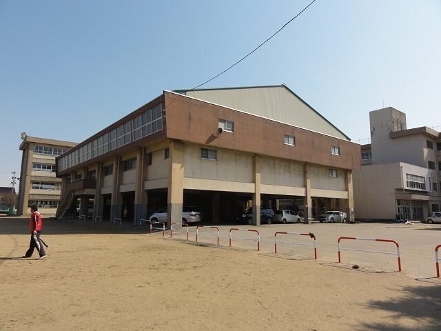 物件外観写真7　(成美小学校まで1800m)