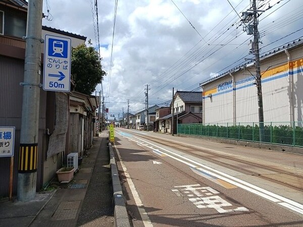 周辺環境(万葉線　「吉久」まで400m)