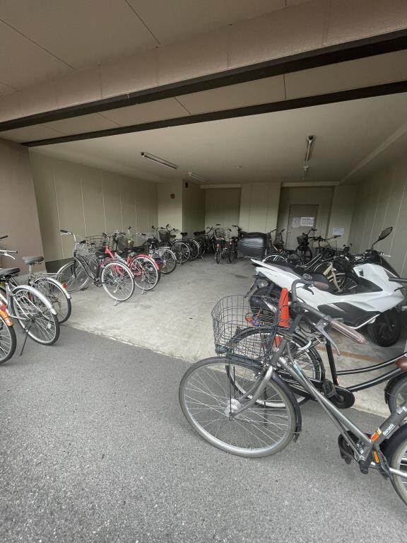 物件内観写真15　(駐輪場)