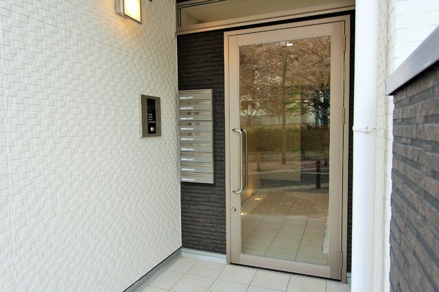 物件外観写真3　(オートロック完備)
