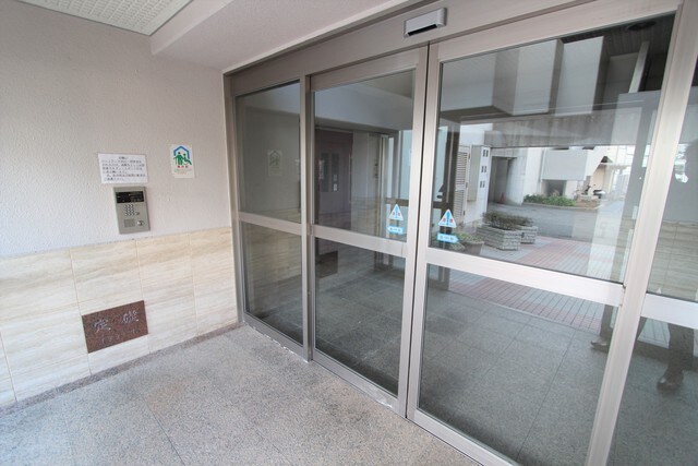 物件外観写真1　(オートロック完備)