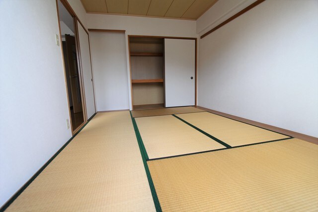 物件内観写真3　(押入)