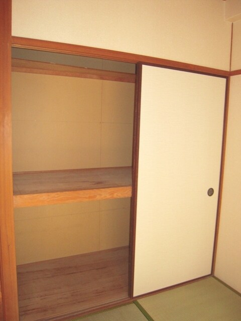 物件内観写真2　(押入)