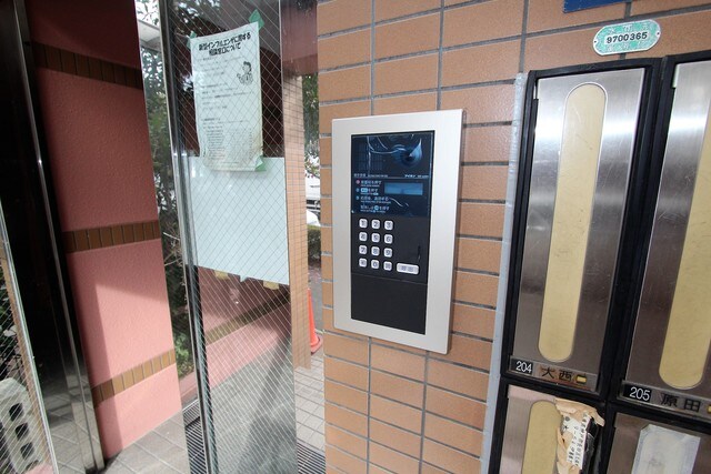 物件外観写真2　(オートロック完備)