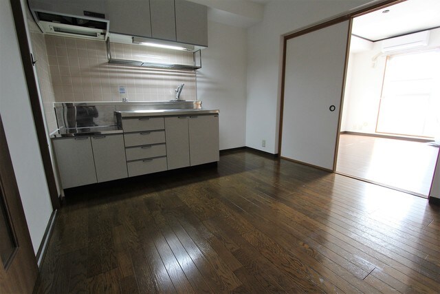 物件内観写真3　(ゆったりとしたキッチン部分)