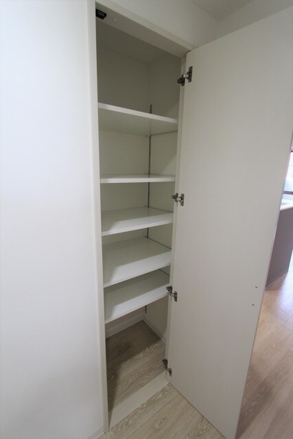 物件内観写真4　(廊下収納)