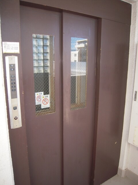 物件外観写真2　(エレベーター完備)