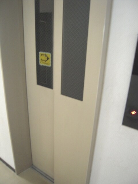 物件外観写真3　(エレベーター完備)