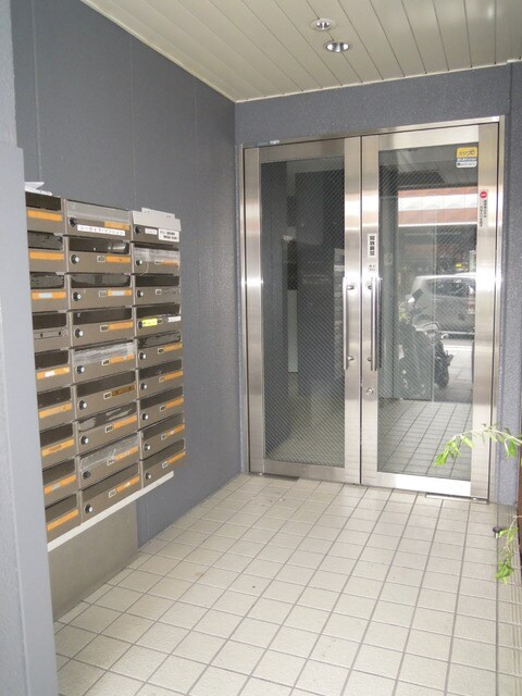 物件外観写真2　(オートロック完備)