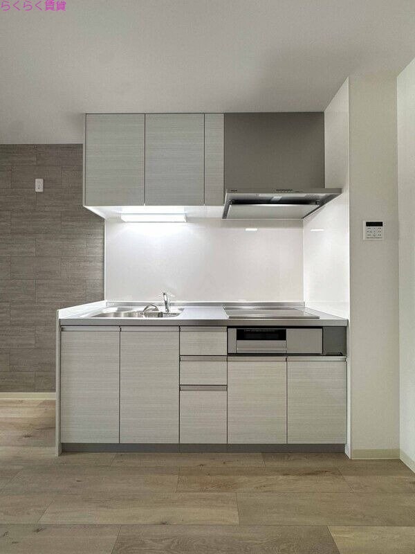 物件内観写真7　(白いキッチンのお部屋もございます。)