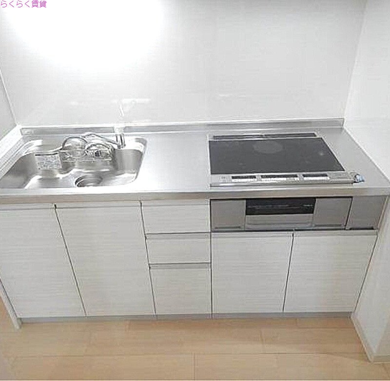物件内観写真5　(調理スペース・流しも大きめなので、本格的なお料理も◎)