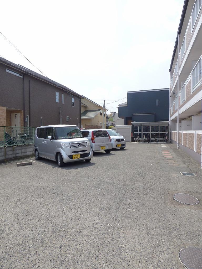物件内観写真17　(駐車場も空きあり)