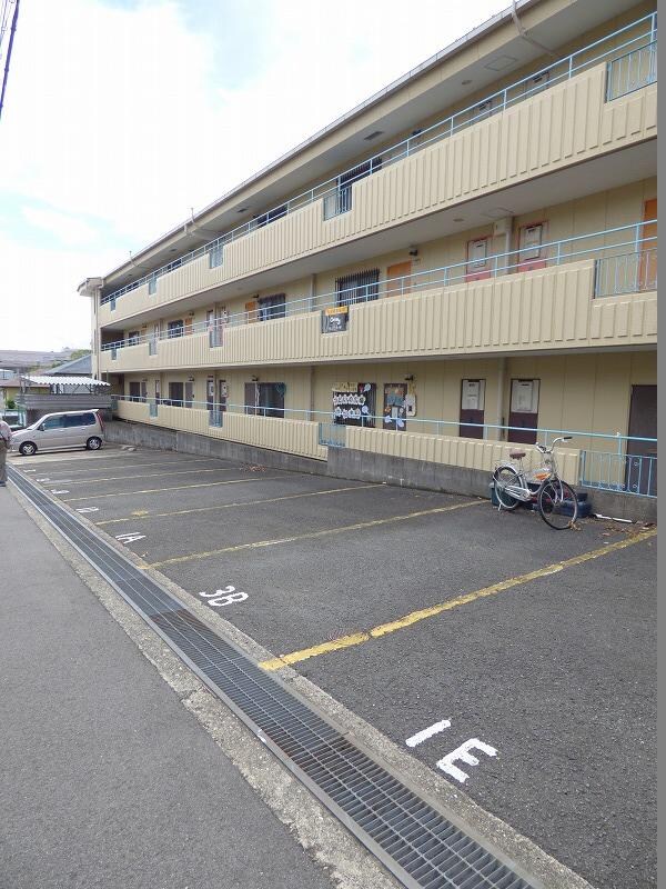 駐車場(前面道路も広くとめやすいです。)