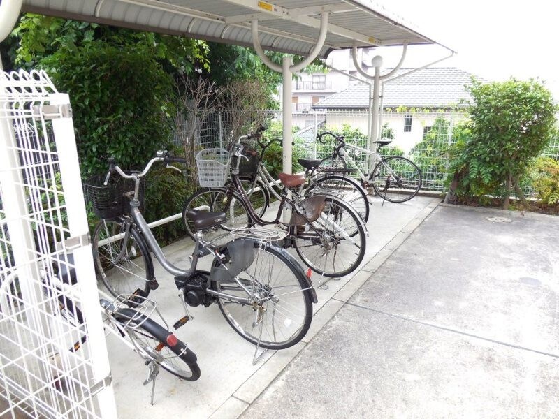 物件内観写真27　(屋根付き駐輪場で雨も安心ですね)