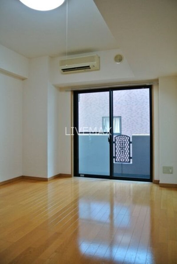 寝室(仲介手数料は賃料の半月分です)