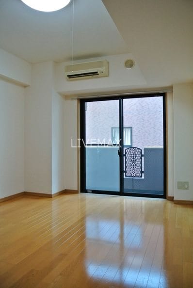 寝室(仲介手数料は賃料の半月分です)