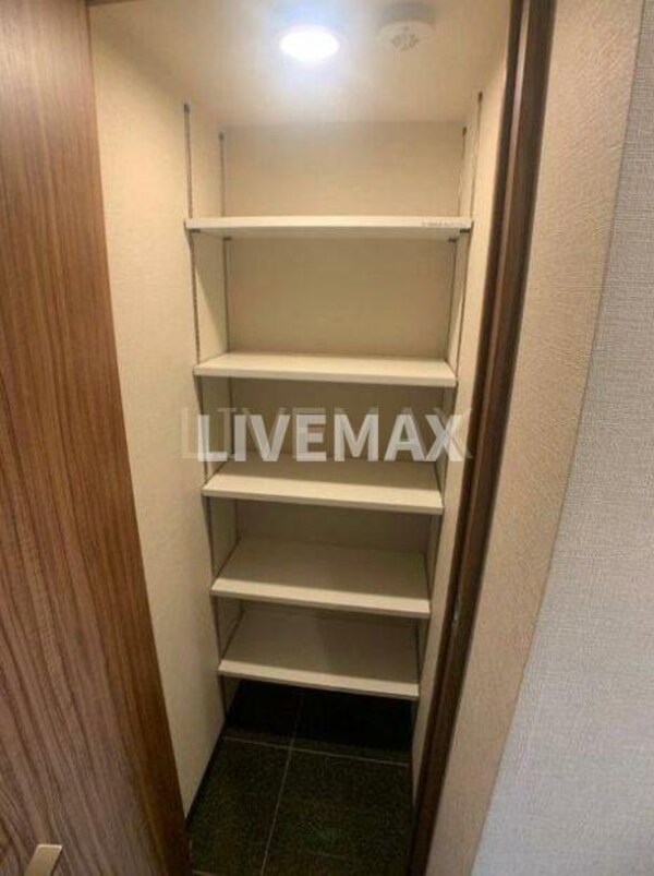 玄関(内見予約受付中、お気軽にお問い合わせください。)