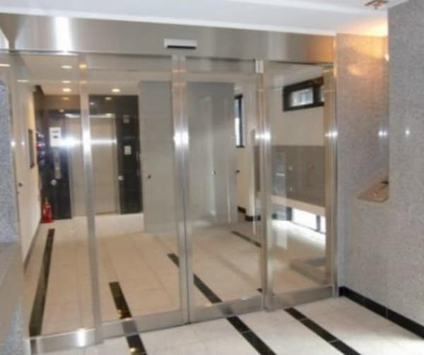 エントランス(仲介手数料は賃料の半月分です)