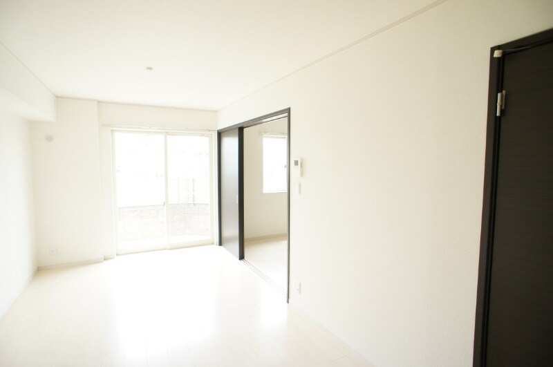 物件内観写真4　(広いリビング。)