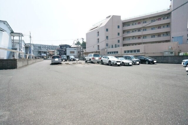 物件外観写真3　(駐車場)