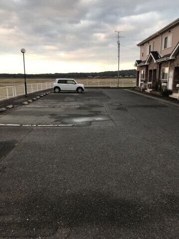 物件外観写真2　(駐車場)