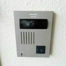 物件内観写真13　(TV付きインターホン完備で来客者が見えて安心)